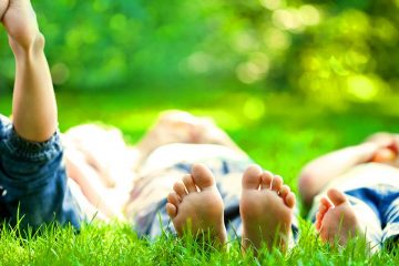 Tres niños descalzos para ilustrar las 6 actividades en la naturaleza