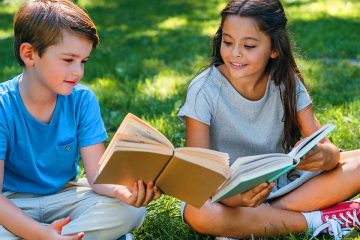 Dos niños con libros para celebrar el Día Internacional de la felicidad