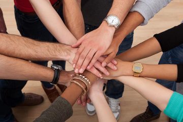 Conjunto de manos unidas para ejemplificar el trabajo en equipo