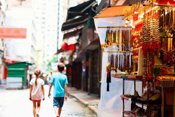 Dos niños recorriendo una ciudad para ilustrar propuestas para recorrer ciudades con niños