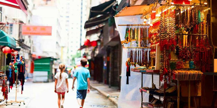 Dos niños recorriendo una ciudad para ilustrar propuestas para recorrer ciudades con niños