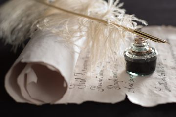 Pergamino y pluma símbolo de la poesía en el aula