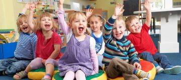 Niños y niñas en su primer día de clase