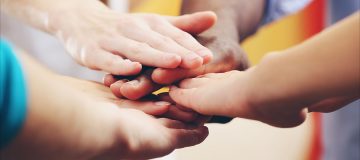 Manos diferentes juntas para educar en la tolerancia
