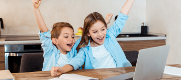 niños celebrando delante de un ordenador para gamificación online