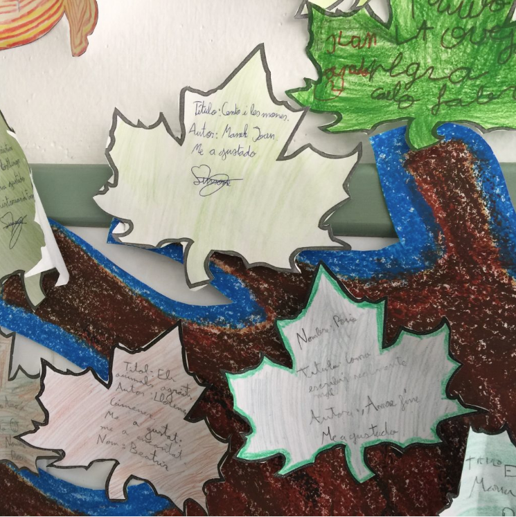 Detall d'una fulla d'arbre escrita com a activitat per fomentar la passió per la lectura