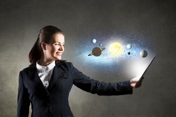 Chica sosteniendo una tablet en la mano de la cual emerge el sistema solar para ilustrar la Semana Mundial del Espacio