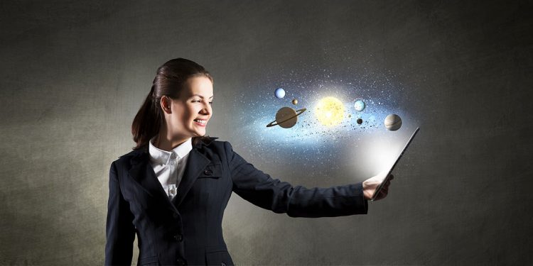 Chica sosteniendo una tablet en la mano de la cual emerge el sistema solar para ilustrar la Semana Mundial del Espacio