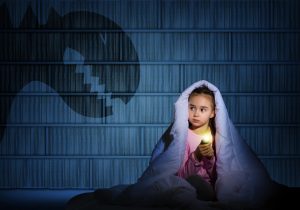 Imatge de una nena a l'obscuritat per il·lustrar tot el que es pot aprendre amb els monstres