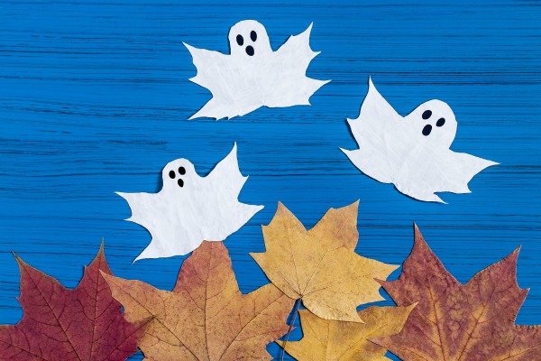 Hojas de los árboles con forma de fantasma como ejemplo de una de las manualidades para Halloween