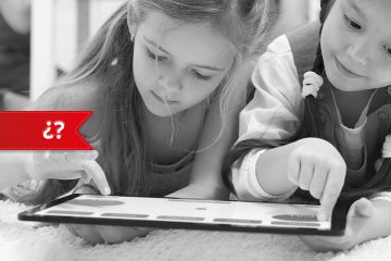 Niños mirando una tableta como ejemplo de personalizar el aprendizaje
