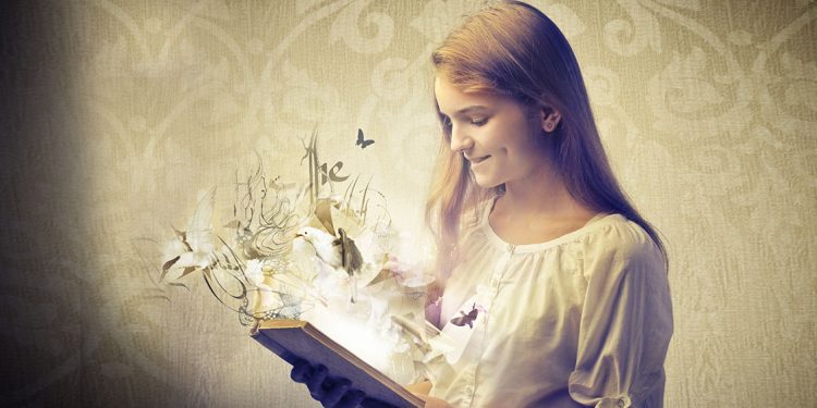 Imagen de niña leyendo un libro de donde salen animales y seres para ilustrar los cuentos de los hermanos Grimm