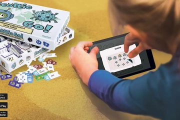 imagen de caja fichas y tableta con una niña jugando con Scottie Go!