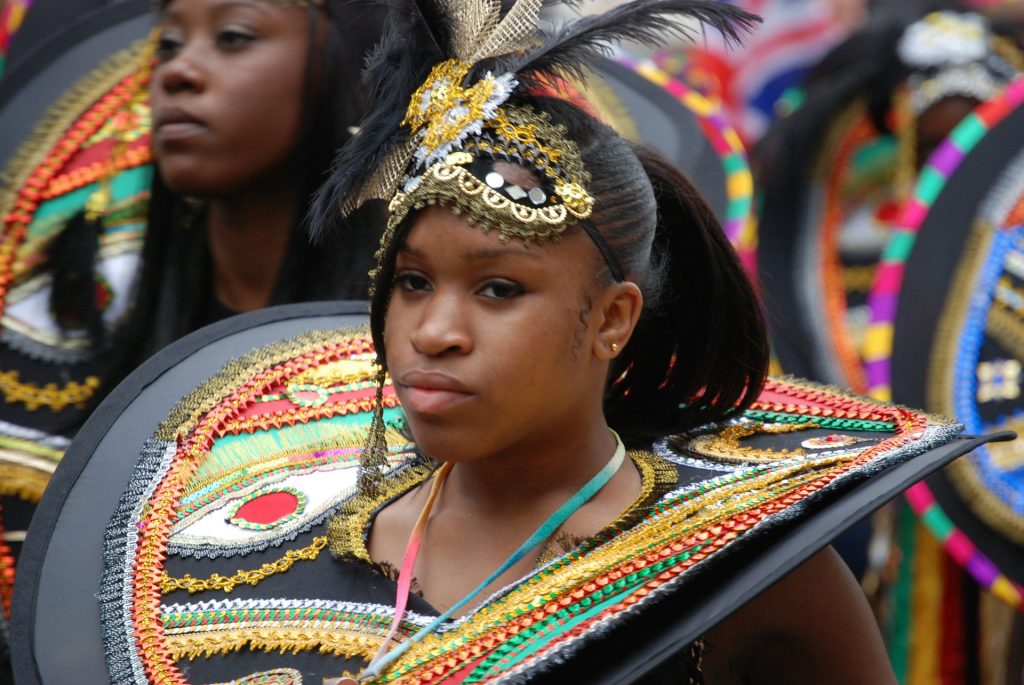 Niña disfrazada en un desfile para ilustrar maneras de vivir el carnaval