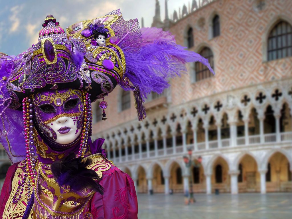Disfraz en Venecia con el Palacio Ducale de fondo para ilustrar las maneras de vivir el carnaval
