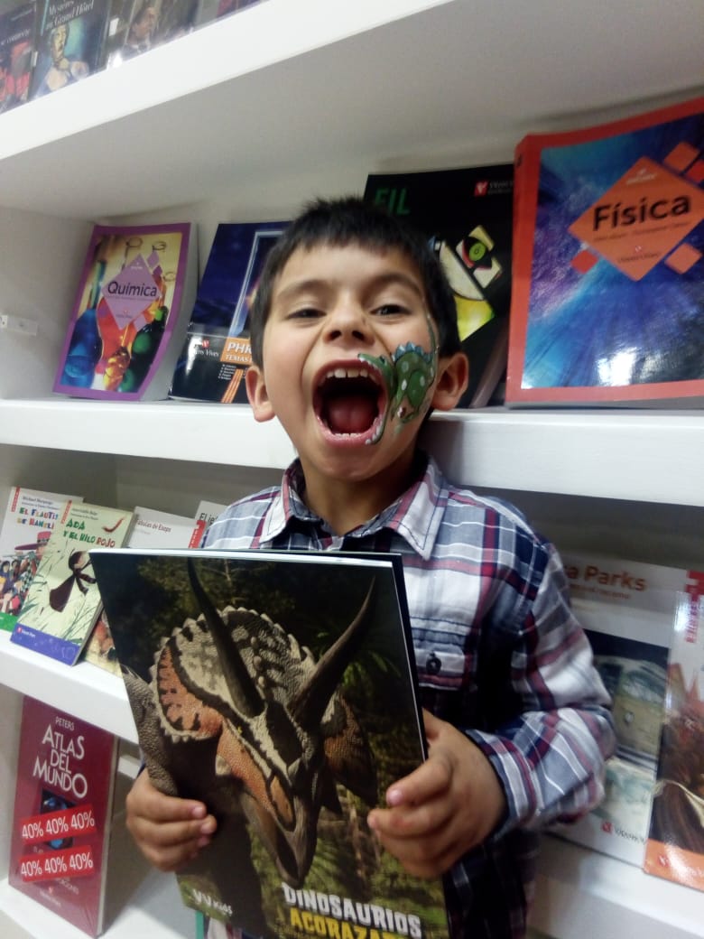 FILBO 2019 nen cridant amb llibre de dinosaures