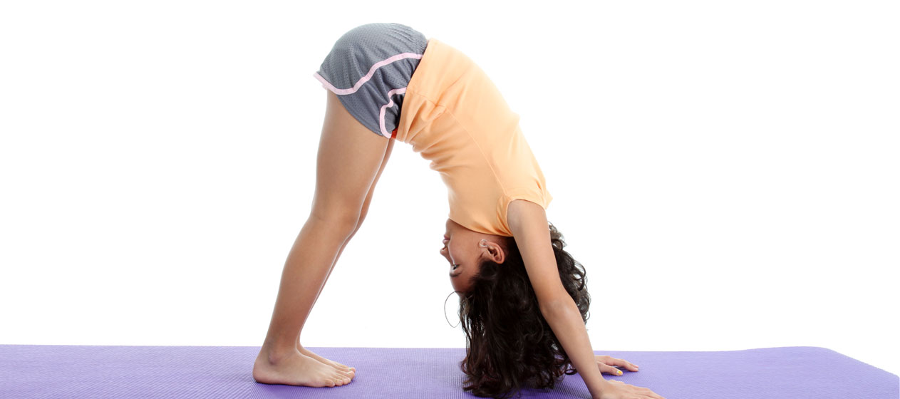 Nena fent una asana el Dia Internacional del Ioga