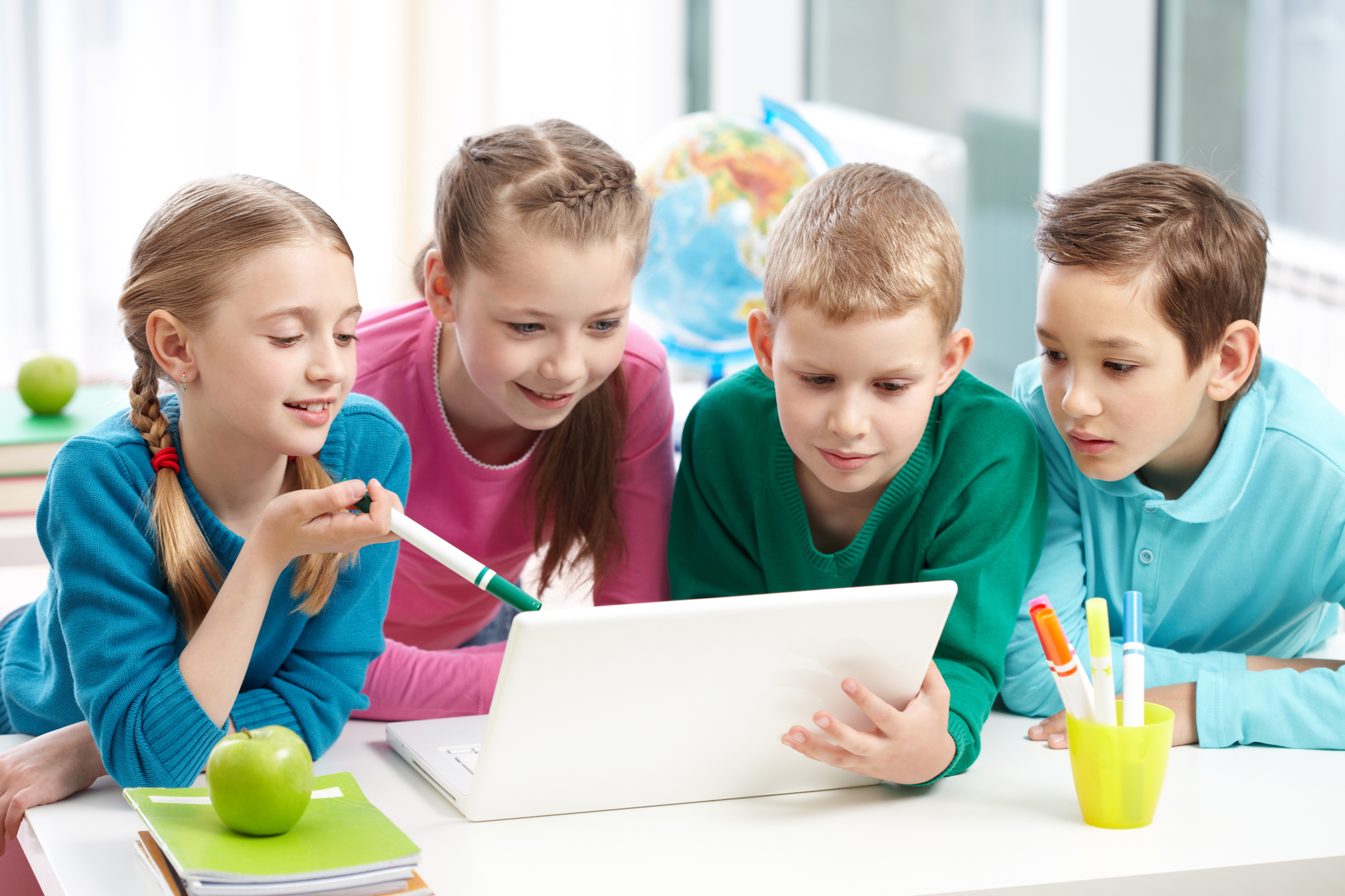 niños trabajando mirando un ordenador para desafíos educativos