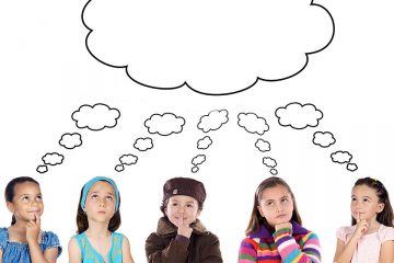 Nens i nenes pensant per il·lustrar activitats per treballar el pensament crític