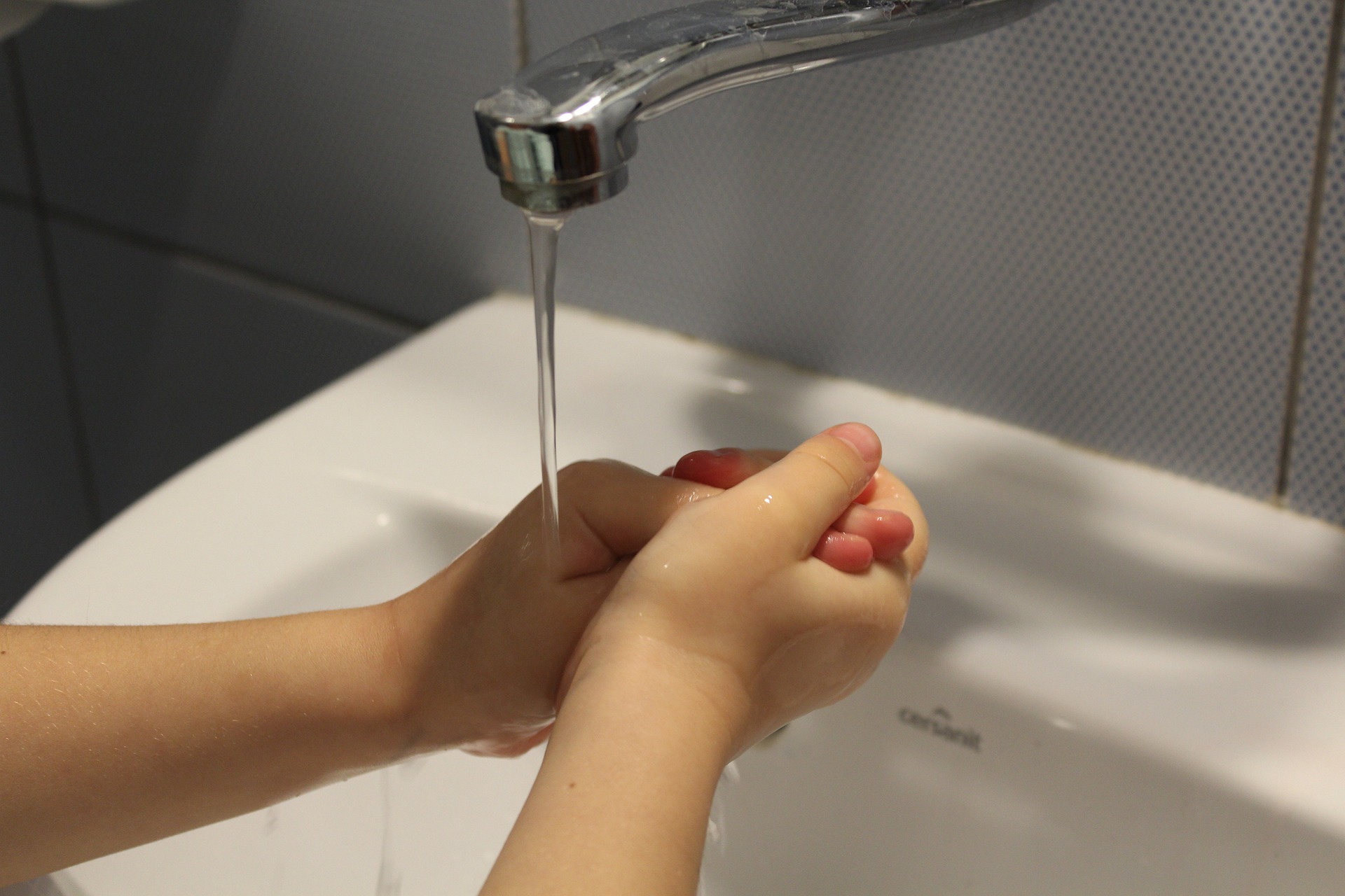 Niño lavándose las manos como uno de los buenos hábitos