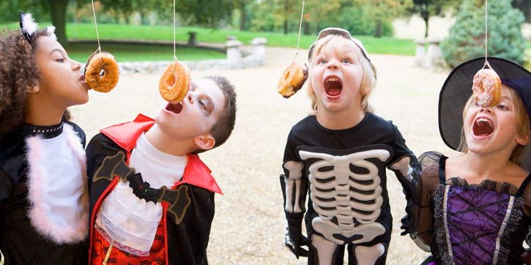 Foto de cuatro niños disfrazados para ilustrar Halloween en el mundo