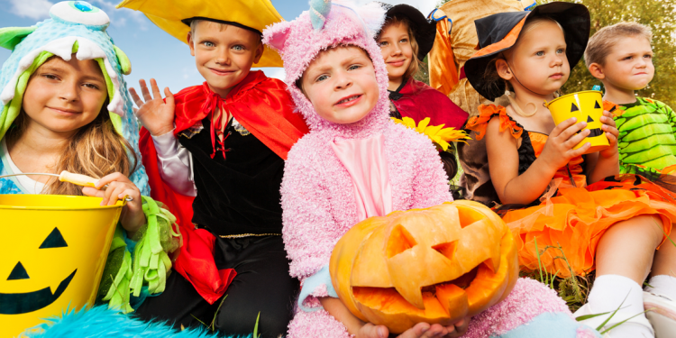 Niños disfrazados para Halloween en clase