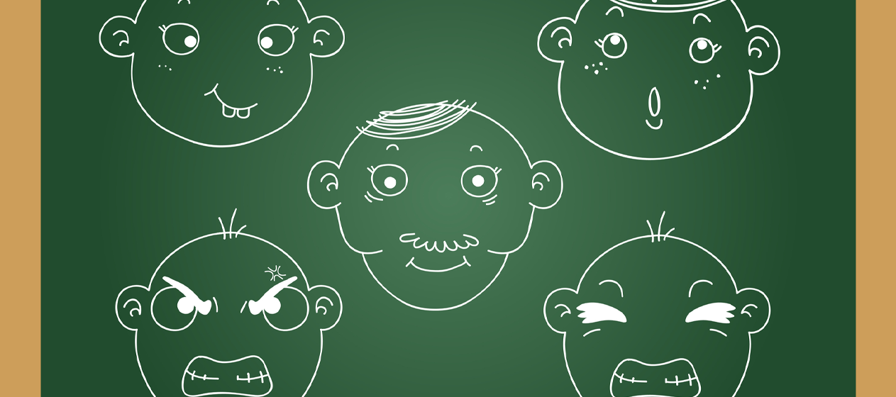 pissarra amb dibuixos de cares amb emocions per gestionar les emocions a l'aula