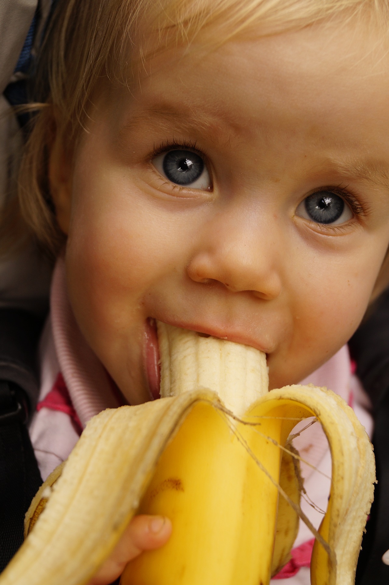Niña comiendo plátano alimentación saludable