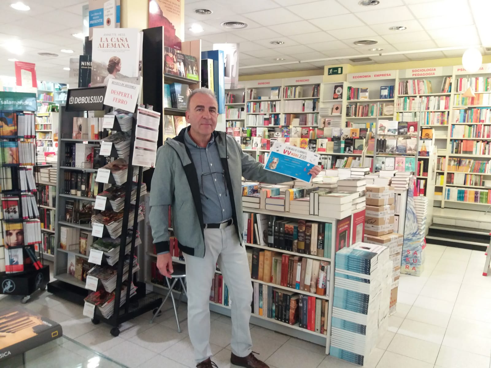 César Muñío recogiendo en librería París el Premio del II Concurso de Escaparates