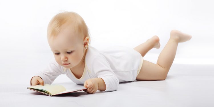 Bebé observando unas páginas ilustrar la estimulación visual temprana