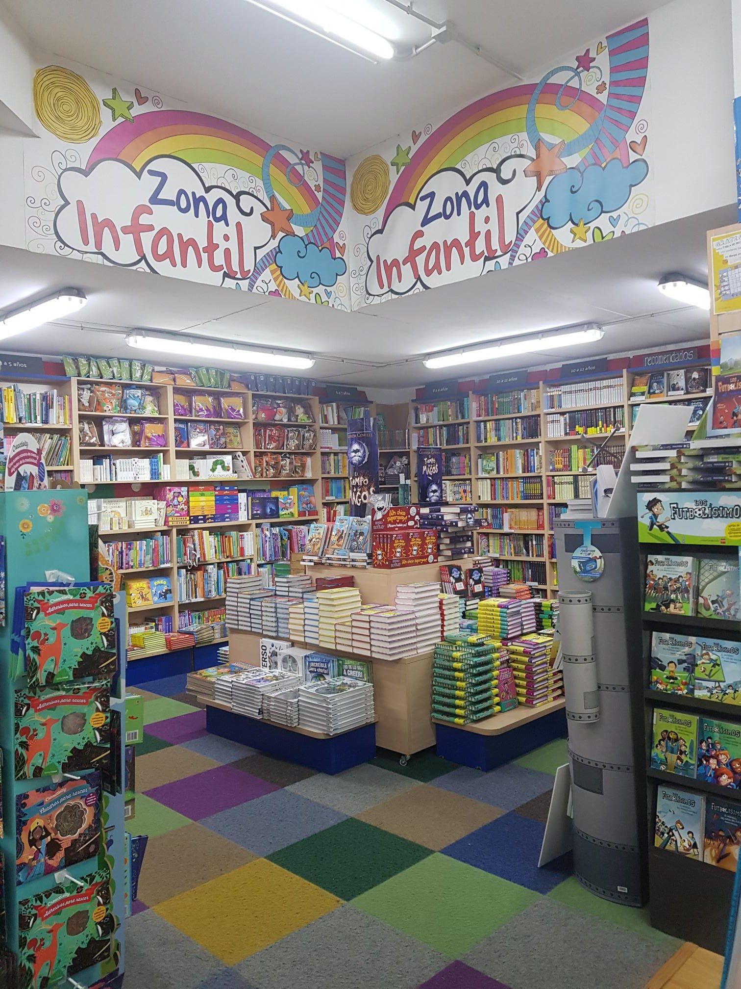 Foto de la secció infantil de la llibreria Agapea Tenerife