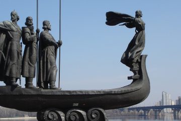 Estatua de un drakkar uno de los barcos vikingos