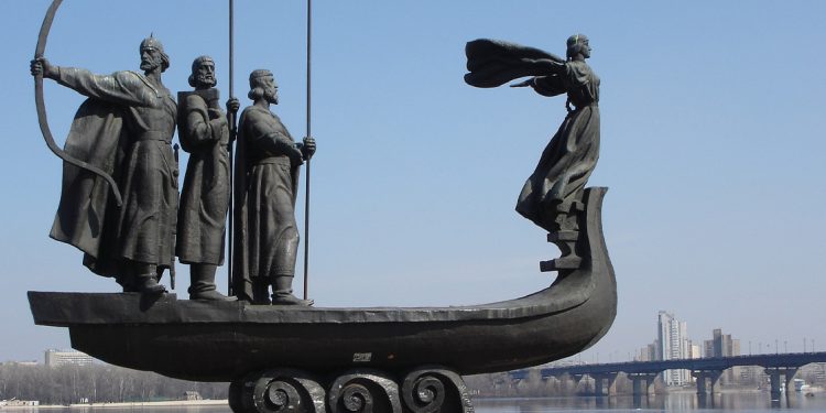 Estatua de un drakkar uno de los barcos vikingos
