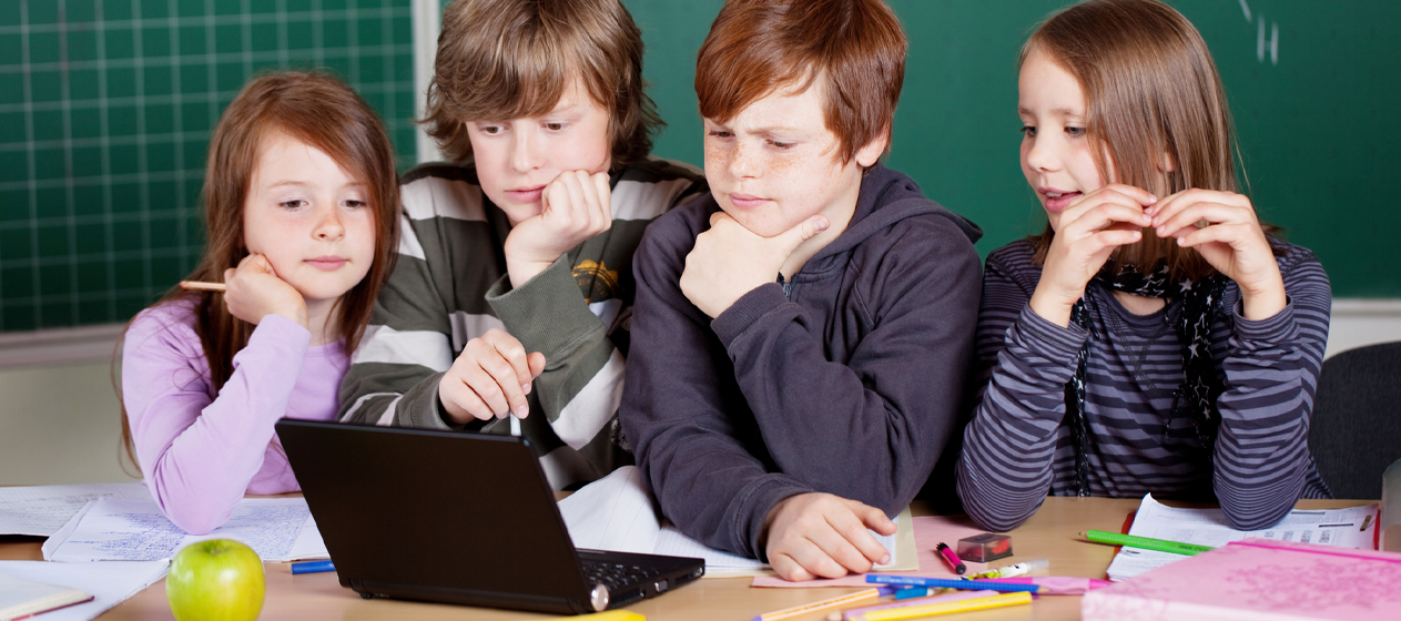 niños en clase mirando un ordenador pensando para microlearning