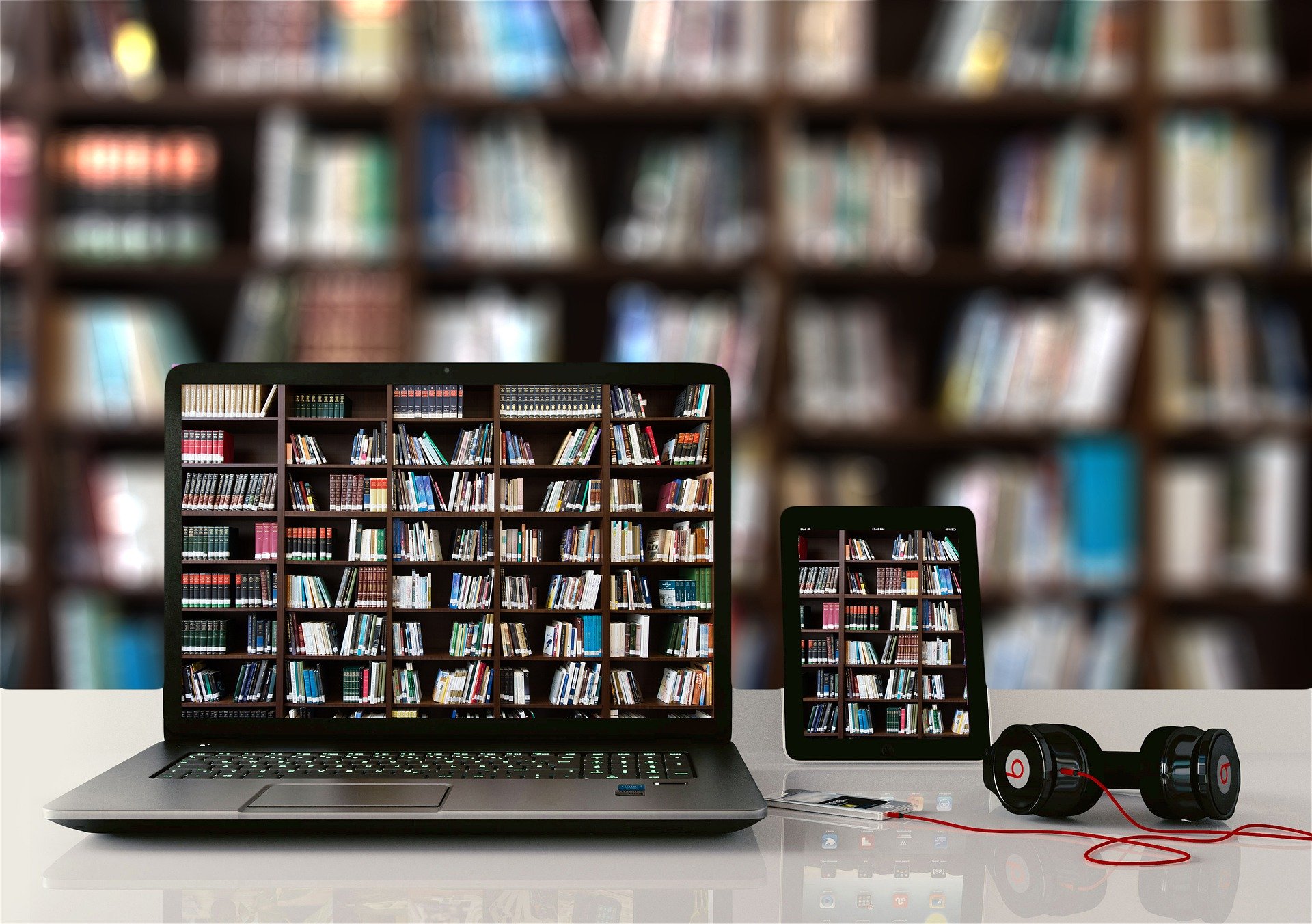 Tablet, portátil y biblioteca en recursos digitales para la cuarentena