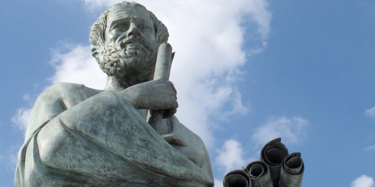 Estatua de Aristóteles para ilustrar filósofos que han influido en la educación