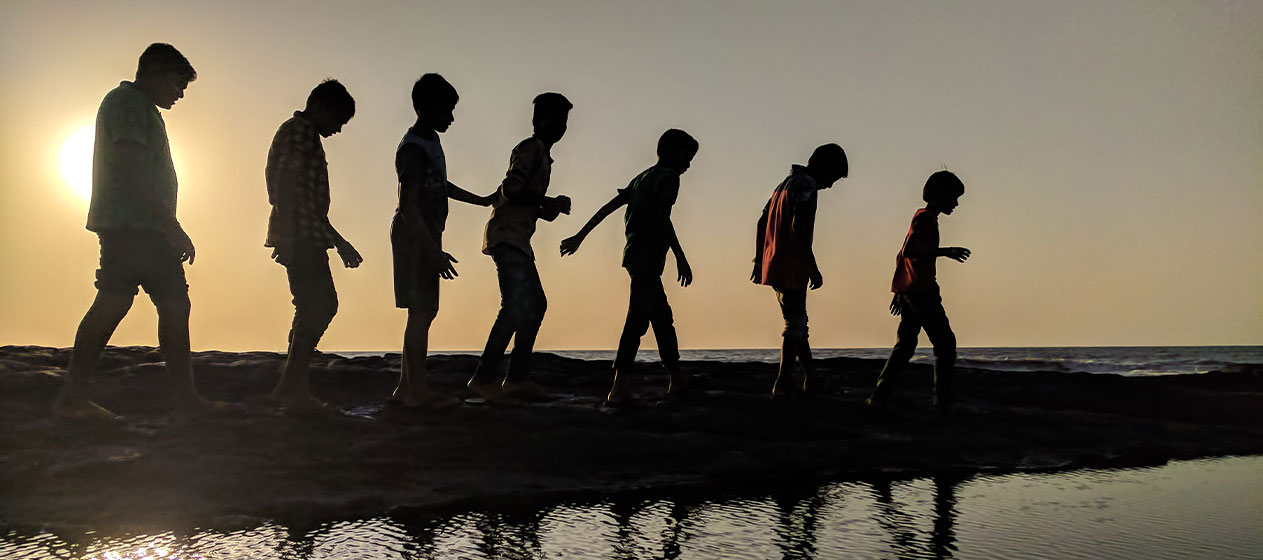 grup de nens caminant en una posta de sol per a lliçó principito