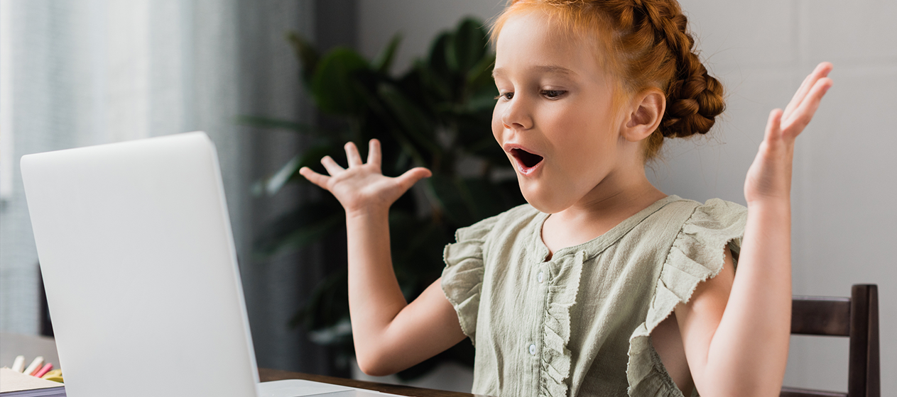 Niña con ordenador portátil para ilustrar herramientas digitales