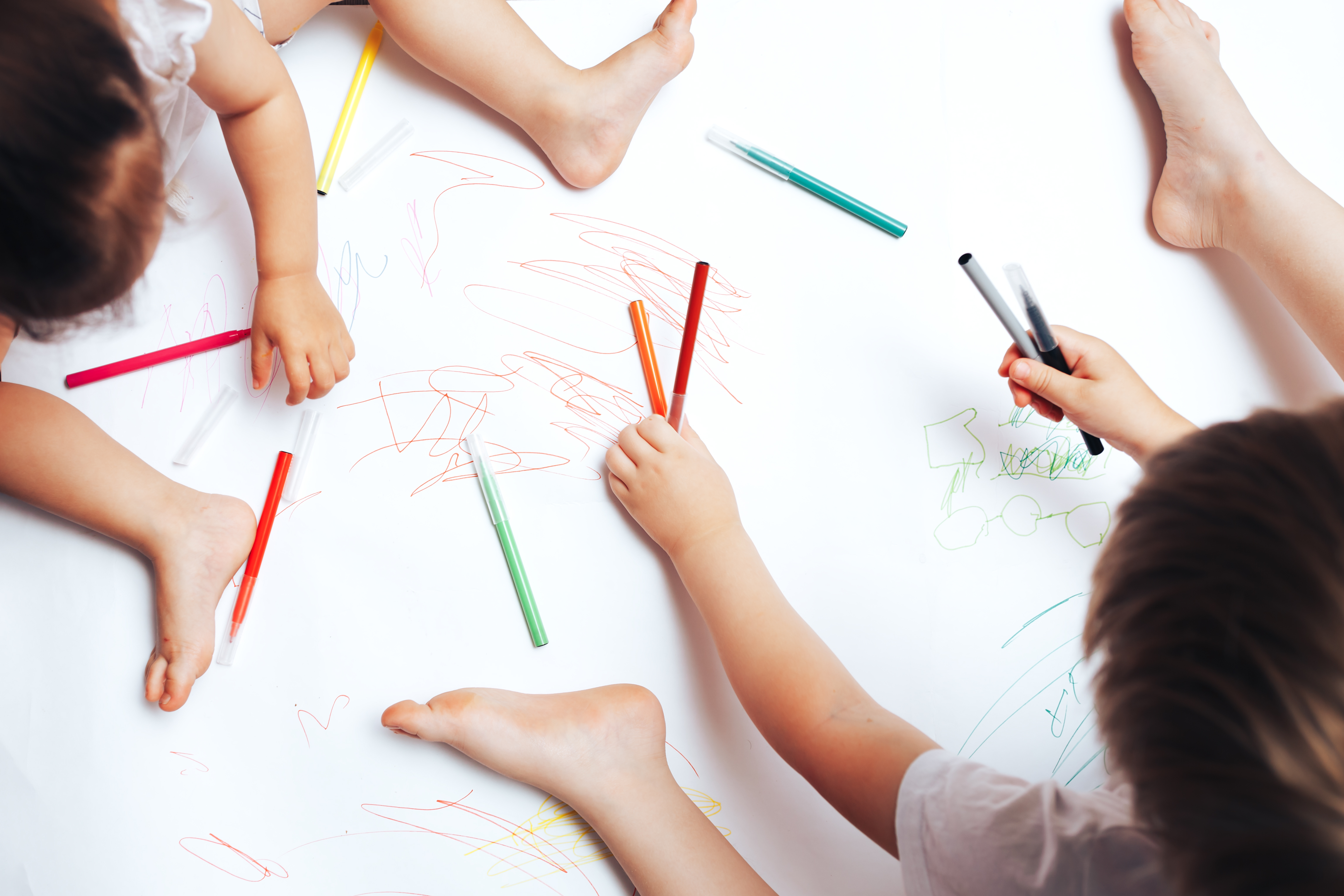 Niños dibujando con colores