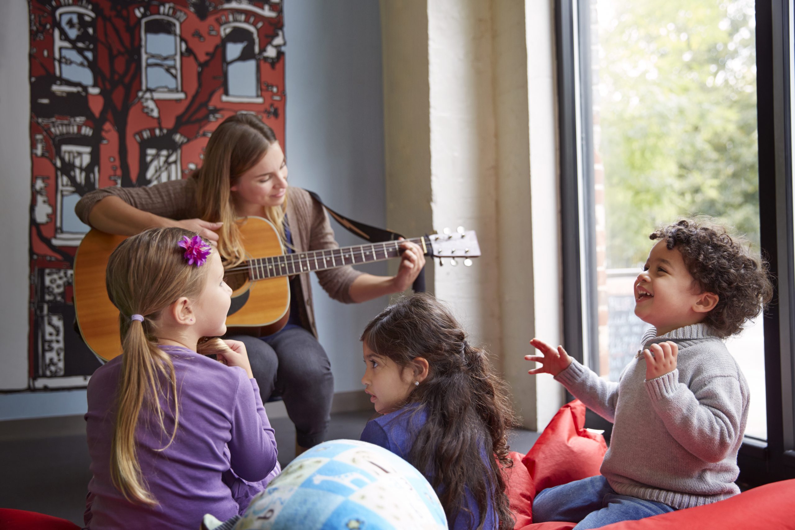 Profesora tocant la guitarra pels nens