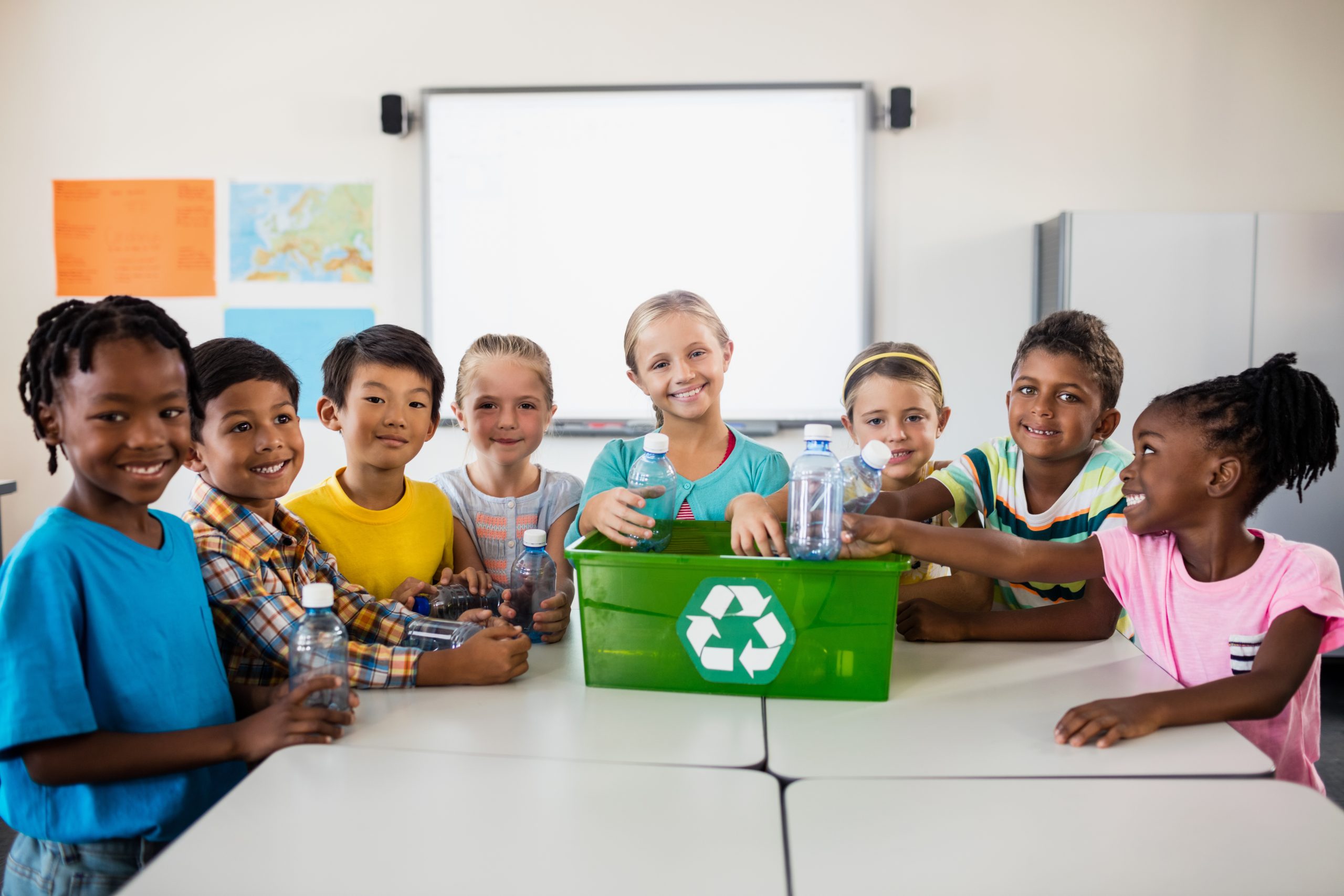 niños reciclando en clase