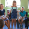 Nens sentats en cercle i nena parlant per dinàmiques per a l'últim dia de classe