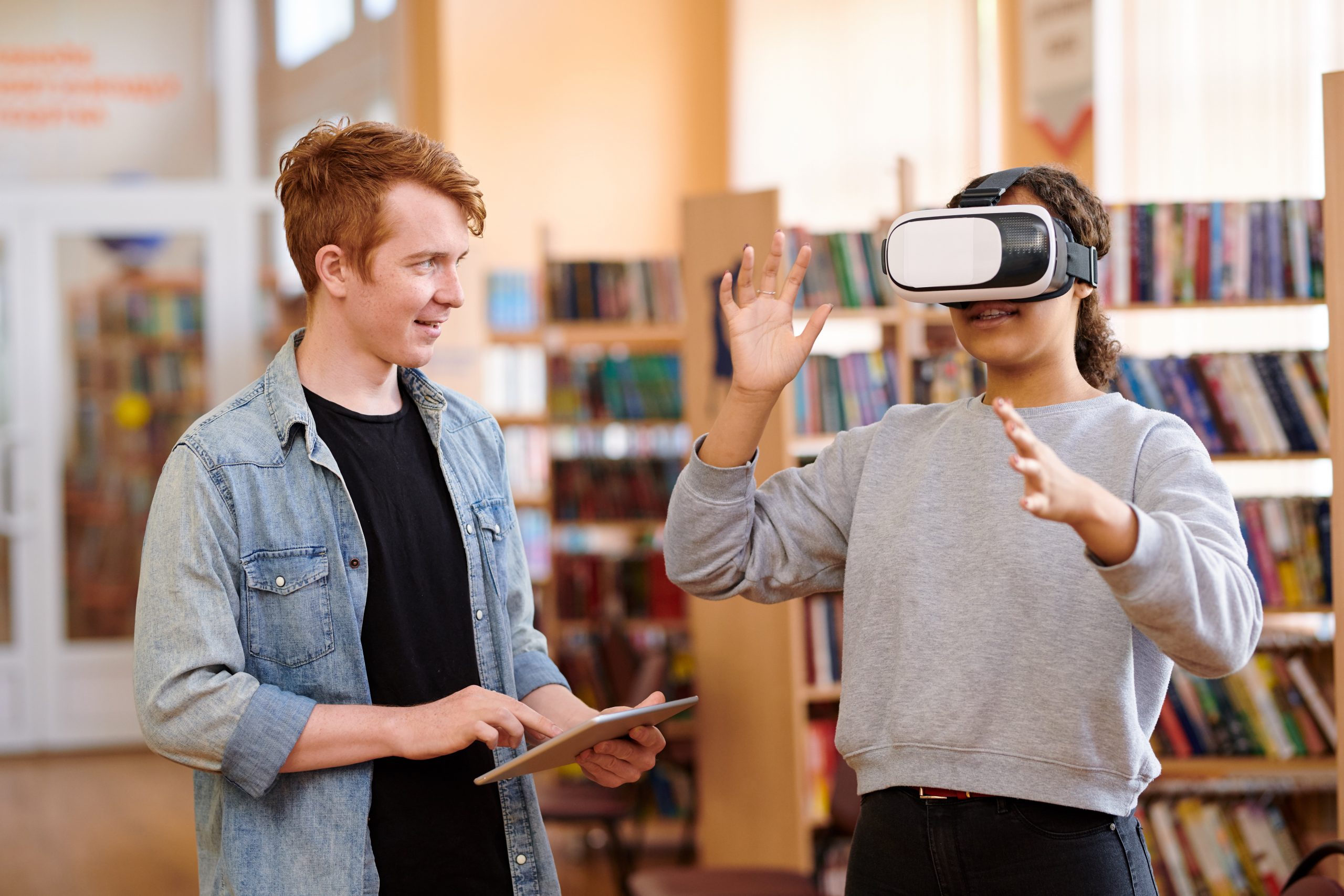 Estudiante con gafas de Realidad Virtual en una biblioteca