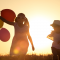 nena amb globus i nen a contrallum en posta de sol per articles per gaudir amb calma