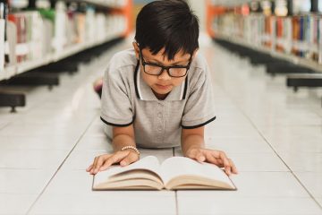 niño leyendo para ilustrar nuevos hábitos de lectura