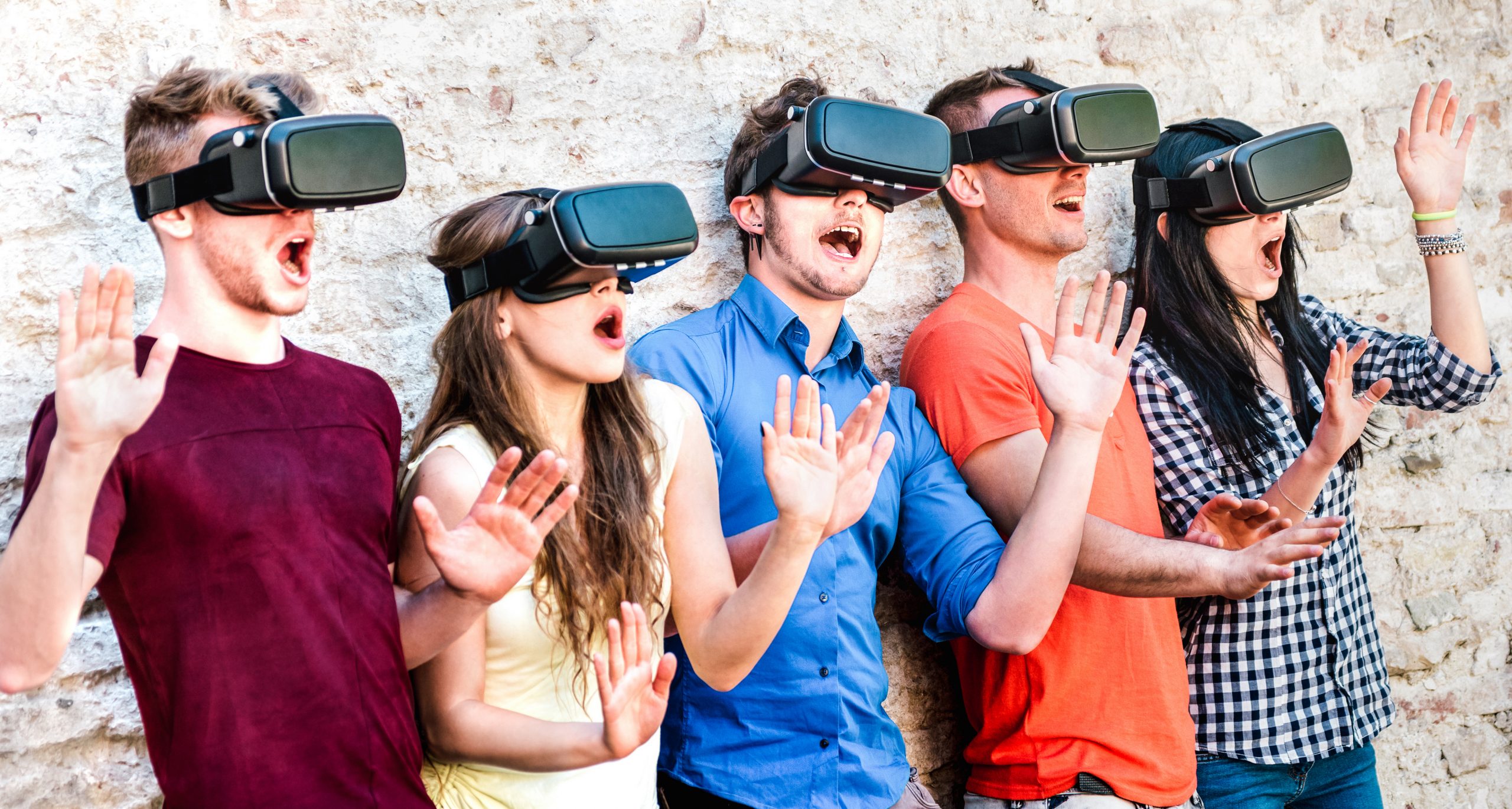 joves sorpresos experimentant la realitat virtual per a metavers i l'educació