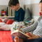 dos niños leyendo en voz alta en la cama para beneficios de leer en voz alta