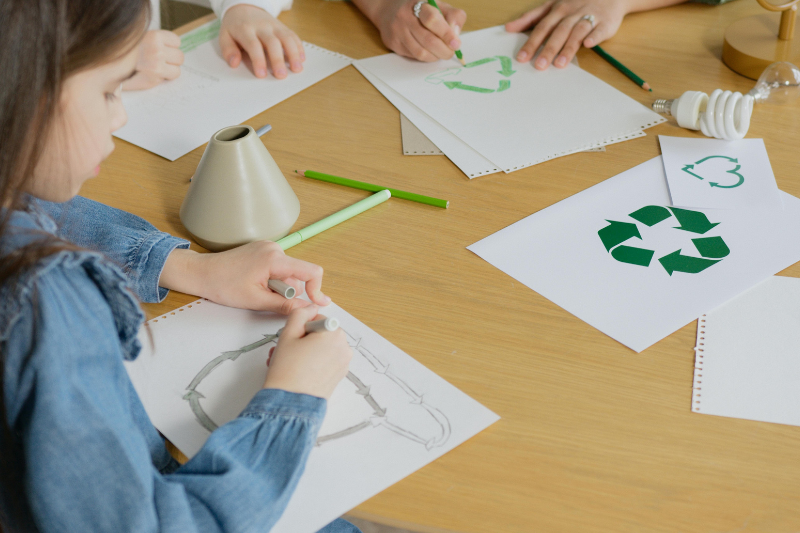 Niños aprendiendo sobre reciclaje mediante manualidades