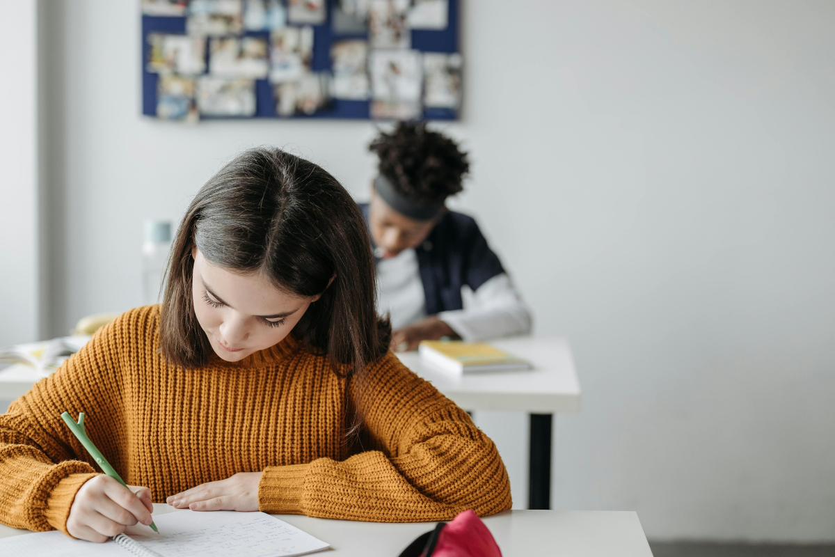 Estudiantes trabajando concentrados en el aula"