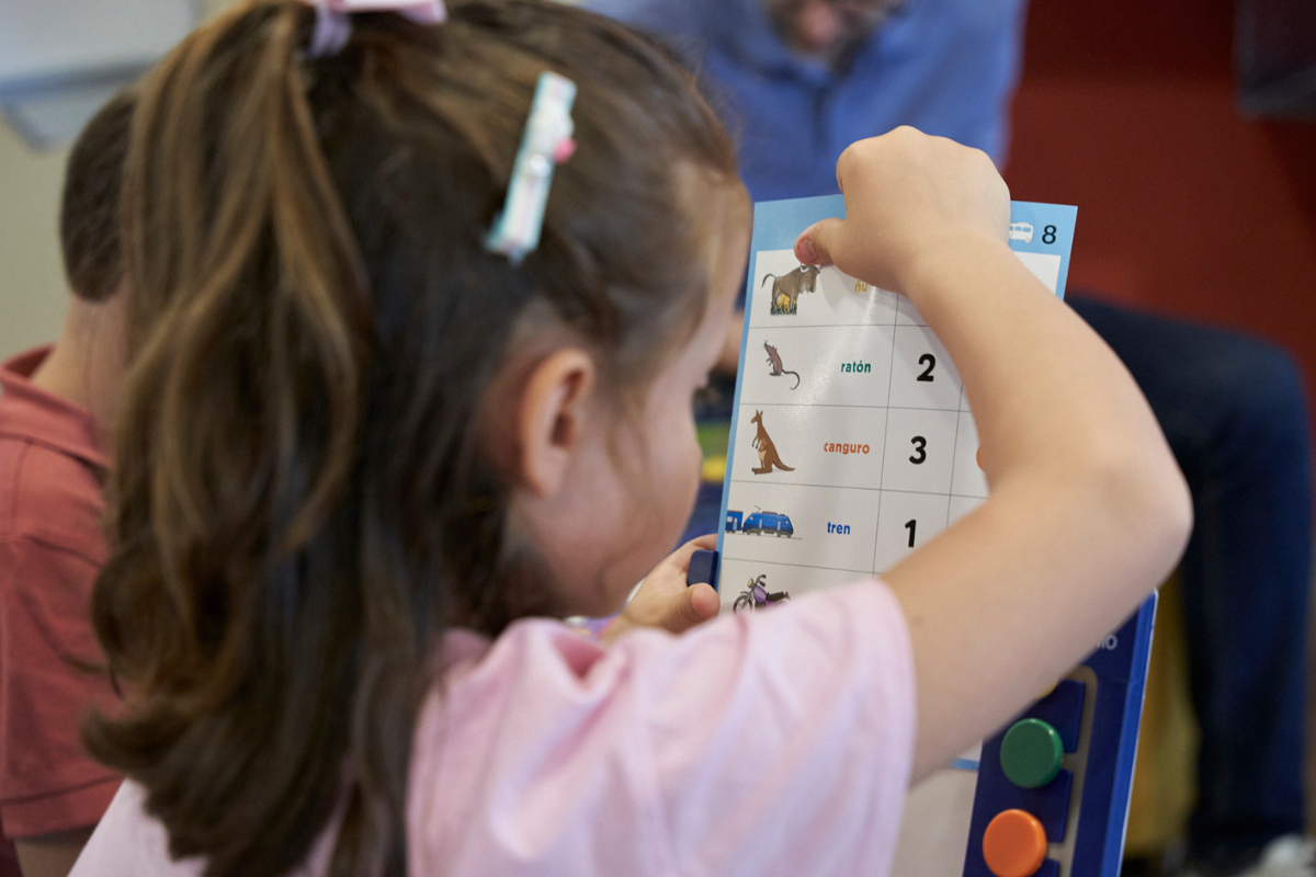 Niños aprendiendo con LOGICO® en clase.